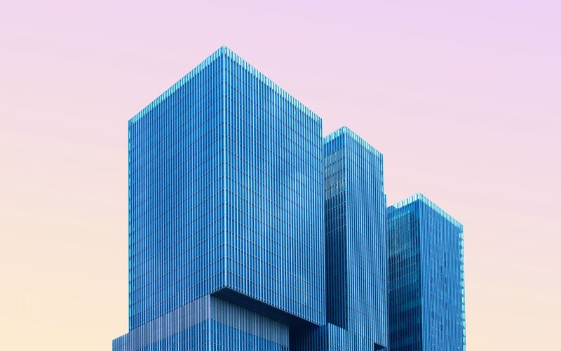 Moderne Architektur vor rosa Himmel