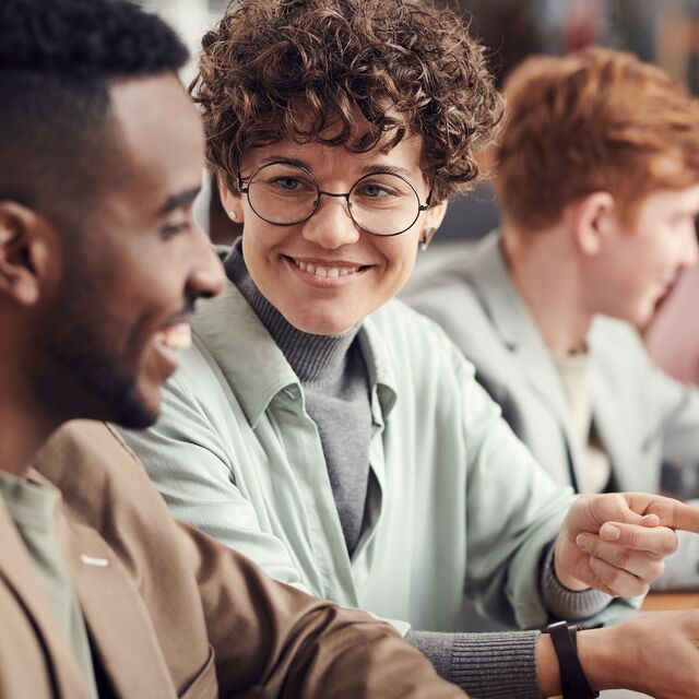 Kollegen schauen auf ein Dokument